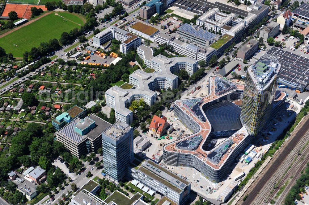 München from the bird's eye view: Blick auf die neue ADAC Zentrale, ein Projekt des Berliner Architektenbüros Sauerbruch Hutton und der ZÜBLIN AG, an der Hansastraße in München. The new build of the ADAC Headquaters at the Hansastrasse in Munich.