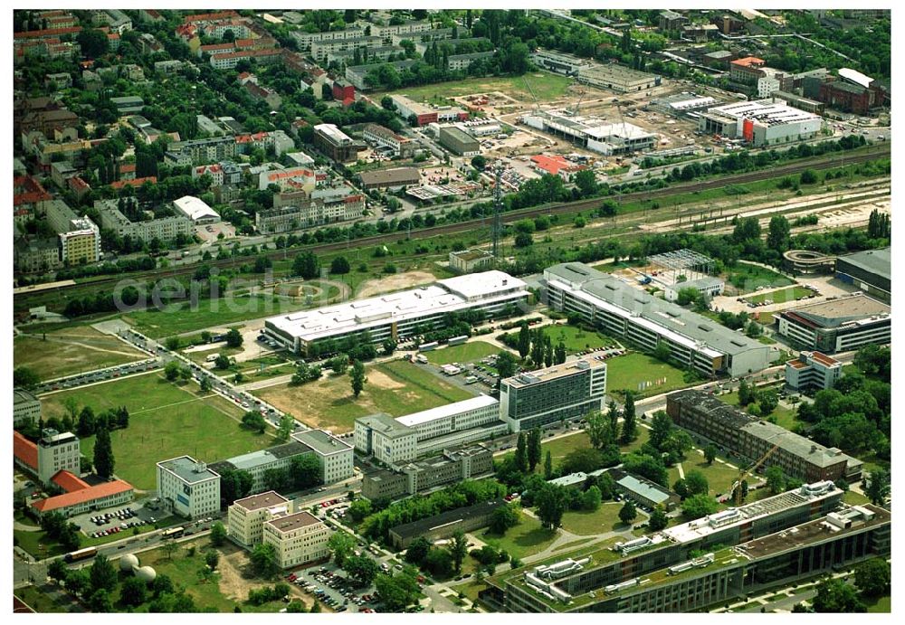 Berlin from above - Auf einer Fläche von 4.900 qm entstanden in Berlin Adlershof durch die ECE - Projektmanagement eine multifunktionale Produktionsstätte für Film, Fernsehen und Eventveranstaltungen Studio Berlin für die Muttergesellschaft Studio Hamburg.