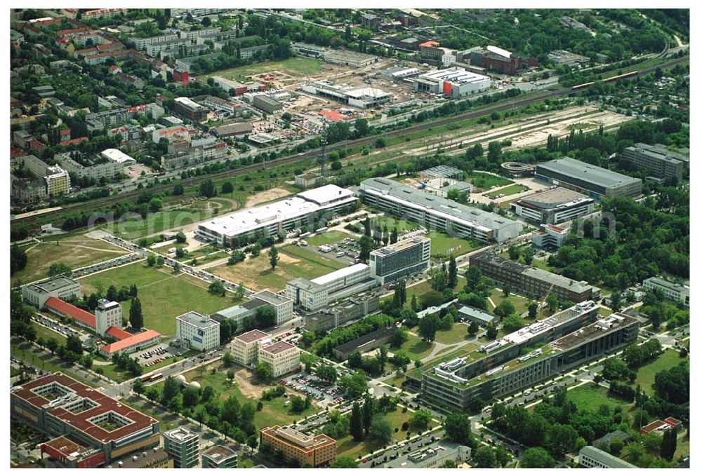 Aerial image Berlin - Auf einer Fläche von 4.900 qm entstanden in Berlin Adlershof durch die ECE - Projektmanagement eine multifunktionale Produktionsstätte für Film, Fernsehen und Eventveranstaltungen Studio Berlin für die Muttergesellschaft Studio Hamburg.