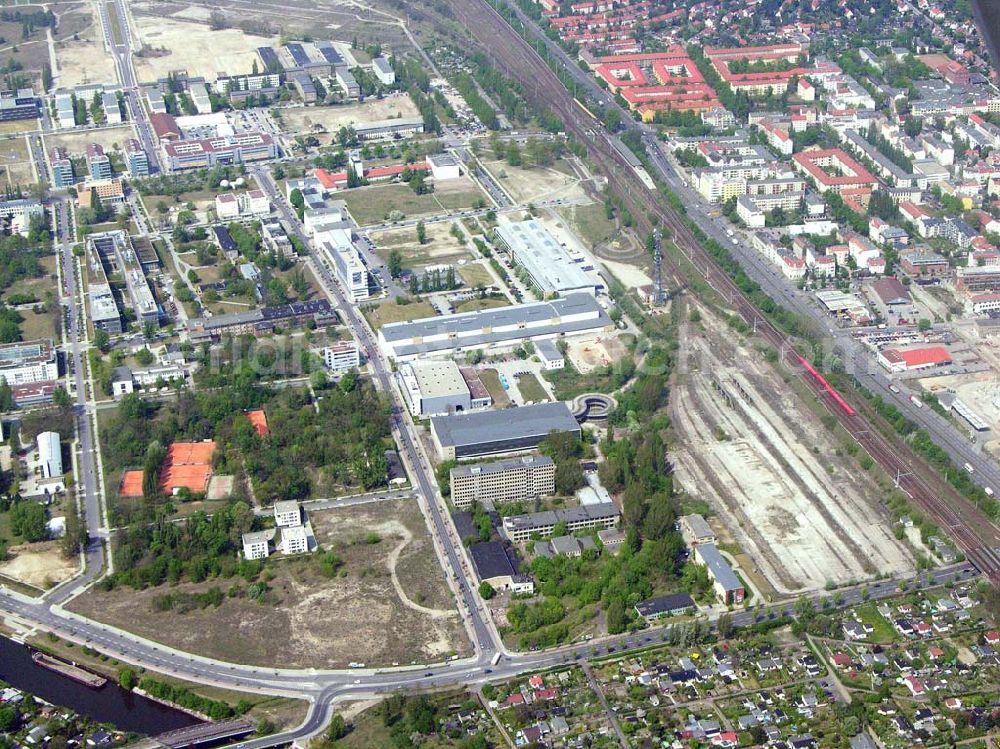 Berlin from above - Auf einer Fläche von 4.900 qm entstanden in Berlin Adlershof durch die ECE - Projektmanagement eine multifunktionale Produktionsstätte für Film, Fernsehen und Eventveranstaltungen Studio Berlin für die Muttergesellschaft Studio Hamburg.