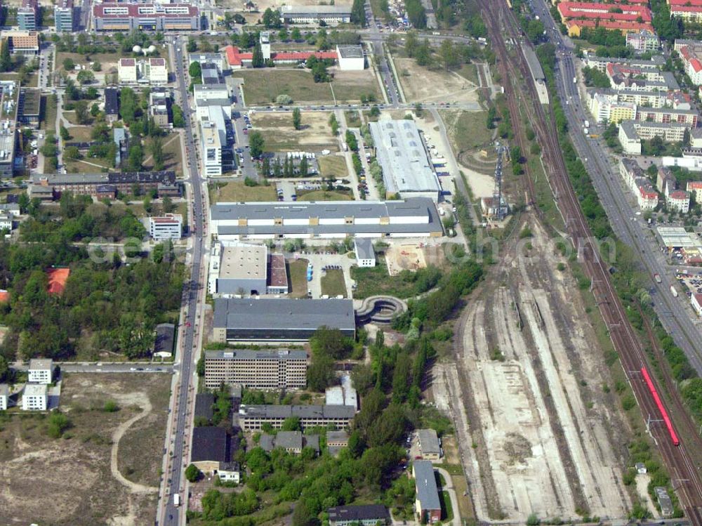 Berlin from the bird's eye view: Auf einer Fläche von 4.900 qm entstanden in Berlin Adlershof durch die ECE - Projektmanagement eine multifunktionale Produktionsstätte für Film, Fernsehen und Eventveranstaltungen Studio Berlin für die Muttergesellschaft Studio Hamburg.