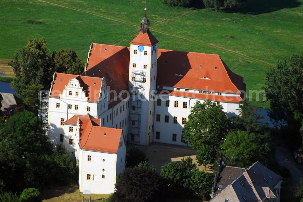 Pretzsch from above - Blick auf das Schloss Pretzsch an der Elbe. Pretzsch liegt am Westufer der Elbe am nordwestlichen Rand des Naturparkes Dübener Heide. Stadt und Schloss liegen, von Hochwasserschutzdeichen umgeben, auf dem westlichen Elbufer. An der Stelle des Schlosses, das 1570 - 74 von dem damaligen Besitzer der alten gotischen Burganlage, Hans von Löser, erbaut wurde, stand bereits im Jahre 981 ein Burgward. Damit gehört das jetzige Schloss zu den ältesten Befestigungsanlagen im Bereich der Dübener Heide. Als Sachsen nach dem Befreiungskrieg gegen Napoleon 1815 Teile seines Landes an Preußen abgeben musste, kam auch Pretzsch in preußischen Besitz. Das Schloss wurde dem „Großen Potsdamschen Militärwaisenhaus“ übergeben. 1829 kamen die ersten Waisenkinder in das Schloss. Nach dem zweiten Weltkrieg wurde das Schloss wieder ein Kinderheim. In der heutigen Adolf-Reichwein-Schule - Schloss Pretzsch werden seit 1960 Kinder und Jugendliche unterrichtet. Seit 1992 ist die Schule eine Sonderschule mit Ausgleichsklassen. Kontakt: Adolf-Reichwein-Schule - Schloss Pretzsch, Schlossbezirk 1, 06909 Pretzsch, Tel.: 034926/57166, E-Mail: adolf-reichwein-schule-pretzsc@t-online.de,