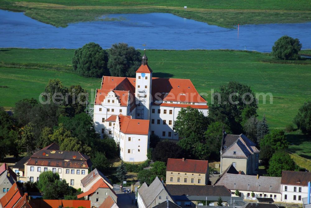 Aerial photograph Pretzsch - Blick auf das Schloss Pretzsch an der Elbe. Pretzsch liegt am Westufer der Elbe am nordwestlichen Rand des Naturparkes Dübener Heide. Stadt und Schloss liegen, von Hochwasserschutzdeichen umgeben, auf dem westlichen Elbufer. An der Stelle des Schlosses, das 1570 - 74 von dem damaligen Besitzer der alten gotischen Burganlage, Hans von Löser, erbaut wurde, stand bereits im Jahre 981 ein Burgward. Damit gehört das jetzige Schloss zu den ältesten Befestigungsanlagen im Bereich der Dübener Heide. Als Sachsen nach dem Befreiungskrieg gegen Napoleon 1815 Teile seines Landes an Preußen abgeben musste, kam auch Pretzsch in preußischen Besitz. Das Schloss wurde dem „Großen Potsdamschen Militärwaisenhaus“ übergeben. 1829 kamen die ersten Waisenkinder in das Schloss. Nach dem zweiten Weltkrieg wurde das Schloss wieder ein Kinderheim. In der heutigen Adolf-Reichwein-Schule - Schloss Pretzsch werden seit 1960 Kinder und Jugendliche unterrichtet. Seit 1992 ist die Schule eine Sonderschule mit Ausgleichsklassen. Kontakt: Adolf-Reichwein-Schule - Schloss Pretzsch, Schlossbezirk 1, 06909 Pretzsch, Tel.: 034926/57166, E-Mail: adolf-reichwein-schule-pretzsc@t-online.de,