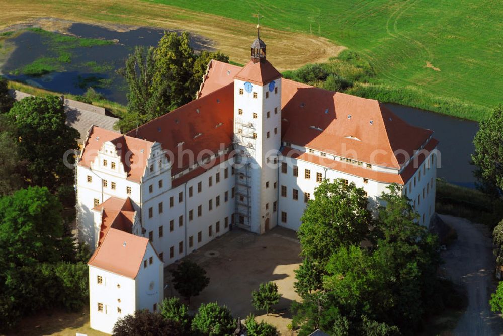 Pretzsch from above - Blick auf das Schloss Pretzsch an der Elbe. Pretzsch liegt am Westufer der Elbe am nordwestlichen Rand des Naturparkes Dübener Heide. Stadt und Schloss liegen, von Hochwasserschutzdeichen umgeben, auf dem westlichen Elbufer. An der Stelle des Schlosses, das 1570 - 74 von dem damaligen Besitzer der alten gotischen Burganlage, Hans von Löser, erbaut wurde, stand bereits im Jahre 981 ein Burgward. Damit gehört das jetzige Schloss zu den ältesten Befestigungsanlagen im Bereich der Dübener Heide. Als Sachsen nach dem Befreiungskrieg gegen Napoleon 1815 Teile seines Landes an Preußen abgeben musste, kam auch Pretzsch in preußischen Besitz. Das Schloss wurde dem „Großen Potsdamschen Militärwaisenhaus“ übergeben. 1829 kamen die ersten Waisenkinder in das Schloss. Nach dem zweiten Weltkrieg wurde das Schloss wieder ein Kinderheim. In der heutigen Adolf-Reichwein-Schule - Schloss Pretzsch werden seit 1960 Kinder und Jugendliche unterrichtet. Seit 1992 ist die Schule eine Sonderschule mit Ausgleichsklassen. Kontakt: Adolf-Reichwein-Schule - Schloss Pretzsch, Schlossbezirk 1, 06909 Pretzsch, Tel.: 034926/57166, E-Mail: adolf-reichwein-schule-pretzsc@t-online.de,