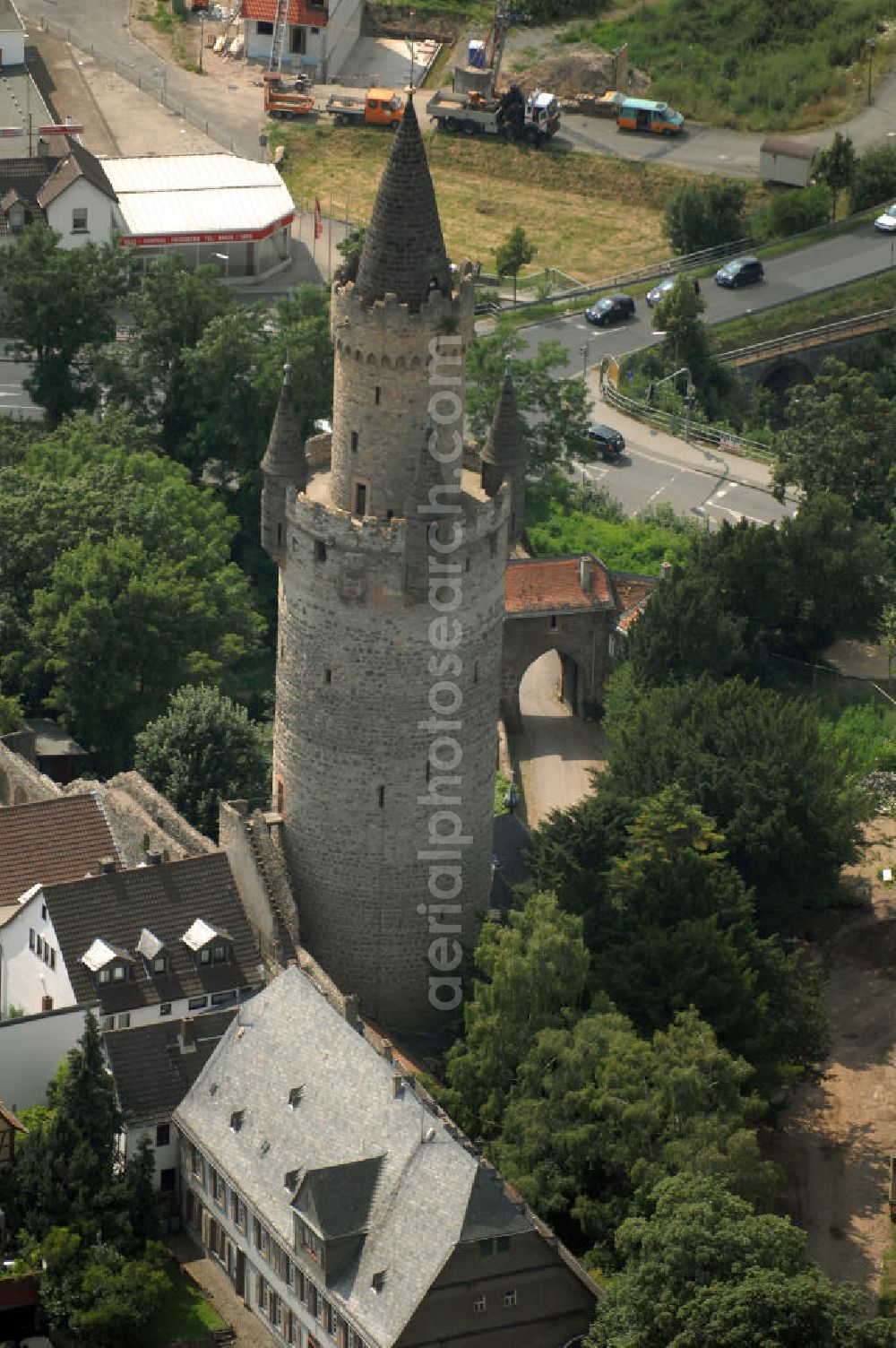 Friedberg from above - Blick auf den Adolfsturm, er ist Wahrzeichen der Stadt und Hauptbestandteil der Burg Friedberg, eine der größten Burganlagen Deutschlands.Auf einem Basaltfelsen mitten in der Wetterau befinden sich Burg und Stadt Friedberg. Die Burg wurde vermutlich im Auftrag Kaiser Barbarossas, zwischen 1171–1180 gegründet. Heute beherbergt die Burg verschiedene öffentliche Einrichtungen. So befindet sich unter an derem das Medienzentrum des Wetteraukreises, das Finanzamt und das Burggymnasium, ein Oberstufengymnasium, innerhalb der historischen Mauern.