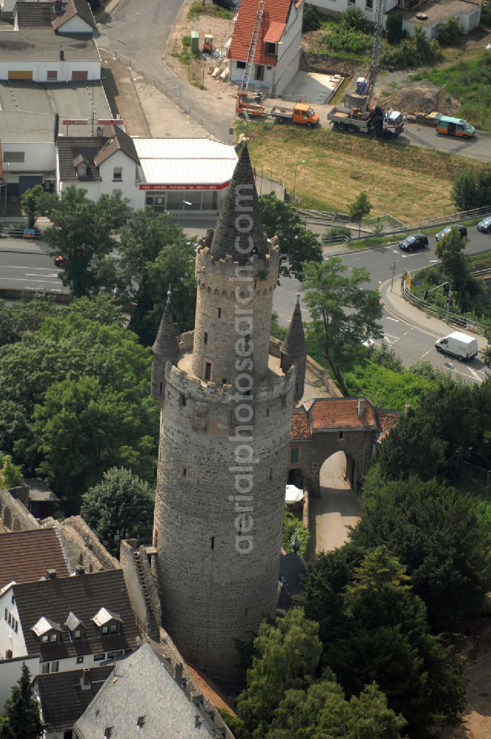 Friedberg from the bird's eye view: Blick auf den Adolfsturm, er ist Wahrzeichen der Stadt und Hauptbestandteil der Burg Friedberg, eine der größten Burganlagen Deutschlands.Auf einem Basaltfelsen mitten in der Wetterau befinden sich Burg und Stadt Friedberg. Die Burg wurde vermutlich im Auftrag Kaiser Barbarossas, zwischen 1171–1180 gegründet. Heute beherbergt die Burg verschiedene öffentliche Einrichtungen. So befindet sich unter an derem das Medienzentrum des Wetteraukreises, das Finanzamt und das Burggymnasium, ein Oberstufengymnasium, innerhalb der historischen Mauern.