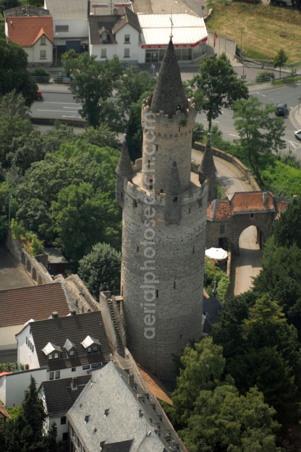 Aerial image Friedberg - Blick auf den Adolfsturm, er ist Wahrzeichen der Stadt und Hauptbestandteil der Burg Friedberg, eine der größten Burganlagen Deutschlands.Auf einem Basaltfelsen mitten in der Wetterau befinden sich Burg und Stadt Friedberg. Die Burg wurde vermutlich im Auftrag Kaiser Barbarossas, zwischen 1171–1180 gegründet. Heute beherbergt die Burg verschiedene öffentliche Einrichtungen. So befindet sich unter an derem das Medienzentrum des Wetteraukreises, das Finanzamt und das Burggymnasium, ein Oberstufengymnasium, innerhalb der historischen Mauern.