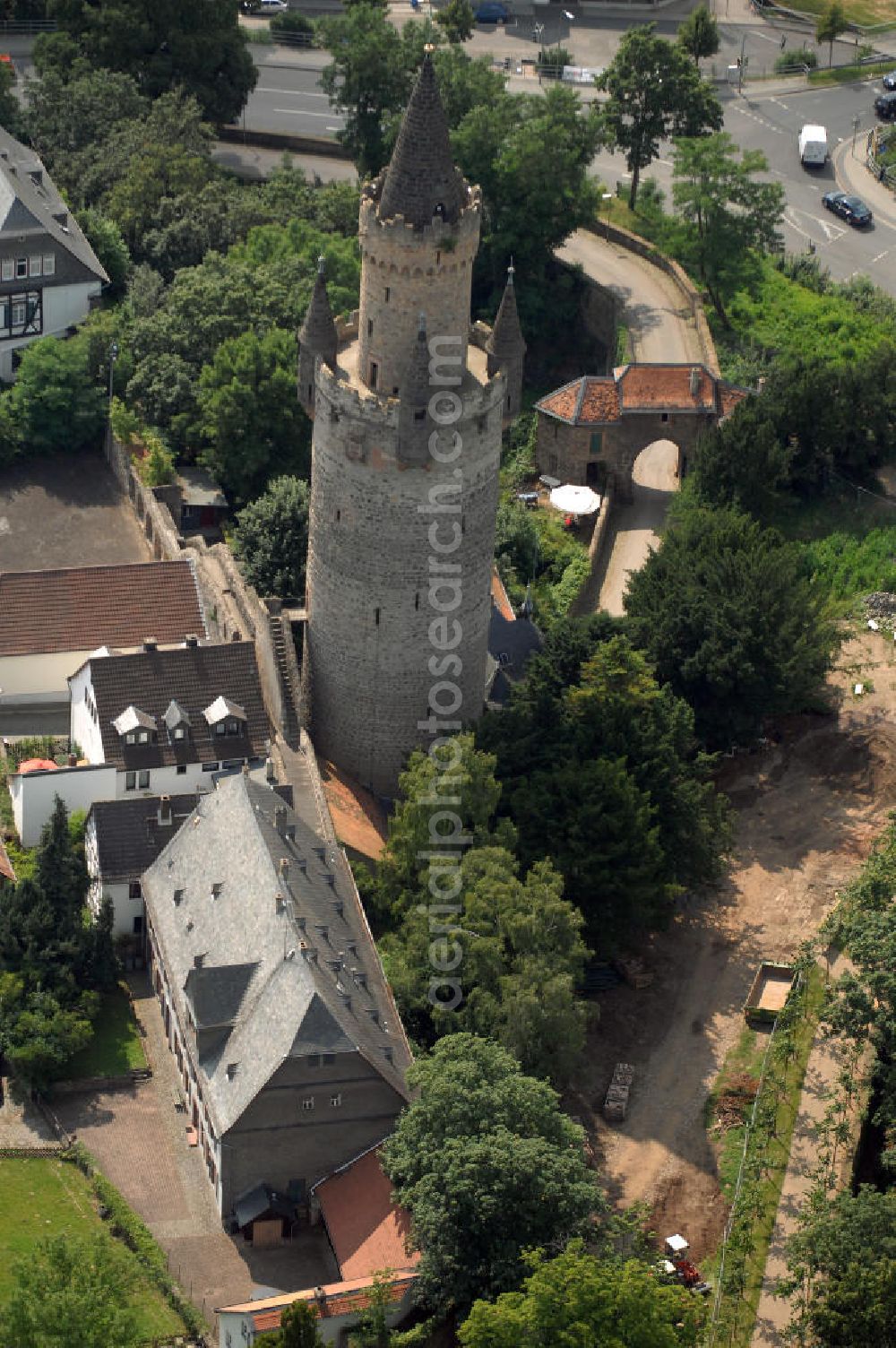 Aerial photograph Friedberg - Blick auf den Adolfsturm, er ist Wahrzeichen der Stadt und Hauptbestandteil der Burg Friedberg, eine der größten Burganlagen Deutschlands.Auf einem Basaltfelsen mitten in der Wetterau befinden sich Burg und Stadt Friedberg. Die Burg wurde vermutlich im Auftrag Kaiser Barbarossas, zwischen 1171–1180 gegründet. Heute beherbergt die Burg verschiedene öffentliche Einrichtungen. So befindet sich unter an derem das Medienzentrum des Wetteraukreises, das Finanzamt und das Burggymnasium, ein Oberstufengymnasium, innerhalb der historischen Mauern.