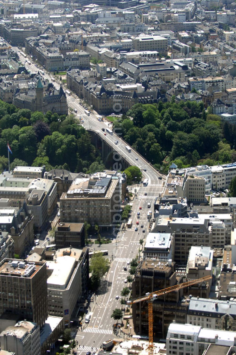 Luxemburg from above - Blick auf die Adolphe-Brücke (Pont Adolphe), auch Neue Brücke genannt. Sie überquert das Petruss-Tal in Luxemburg und verbindet die Altstadt mit dem Bahnhofsviertel. Die Adolphe-Brücke wurde in den Jahren 1899 bis 1903 während der Herrschaft Großherzogs Adolphes nach Plänen des französischen Ingenieurs Paul Sejourne errichtet. Sie war zum Zeitpunkt ihrer Errichtung die größte Steinbogenbrücke der Welt. Allein die zwei Mittelbögen bestehen aus 2850 qm Gilsdorfer Sandstein.