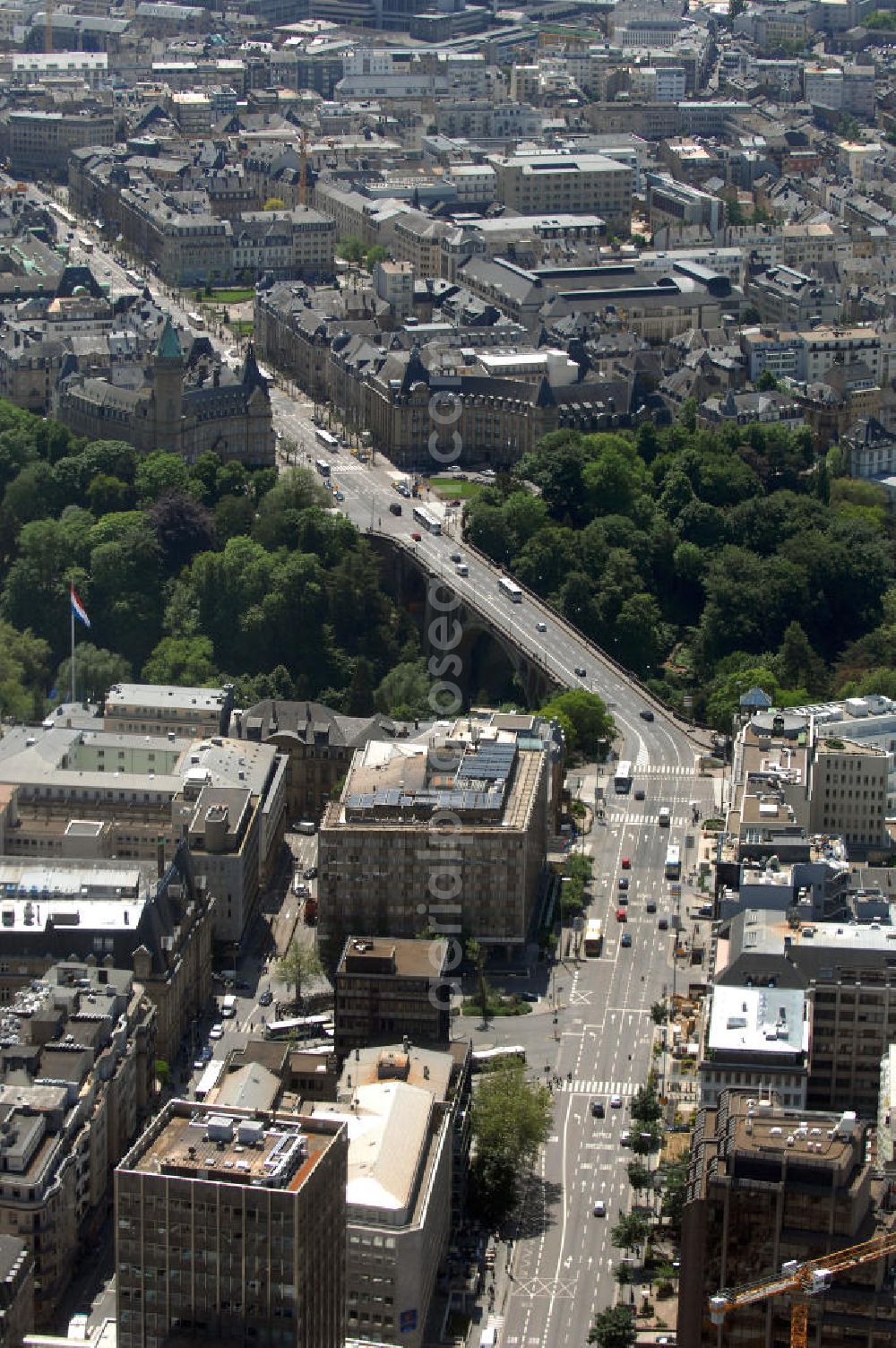 Luxemburg from the bird's eye view: Blick auf die Adolphe-Brücke (Pont Adolphe), auch Neue Brücke genannt. Sie überquert das Petruss-Tal in Luxemburg und verbindet die Altstadt mit dem Bahnhofsviertel. Die Adolphe-Brücke wurde in den Jahren 1899 bis 1903 während der Herrschaft Großherzogs Adolphes nach Plänen des französischen Ingenieurs Paul Sejourne errichtet. Sie war zum Zeitpunkt ihrer Errichtung die größte Steinbogenbrücke der Welt. Allein die zwei Mittelbögen bestehen aus 2850 qm Gilsdorfer Sandstein.