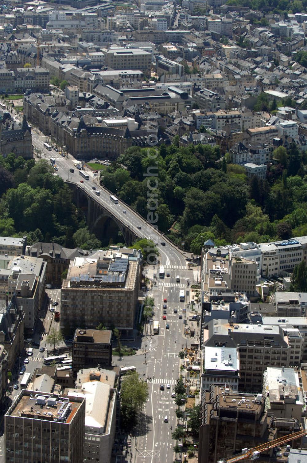 Aerial image Luxemburg - Blick auf die Adolphe-Brücke (Pont Adolphe), auch Neue Brücke genannt. Sie überquert das Petruss-Tal in Luxemburg und verbindet die Altstadt mit dem Bahnhofsviertel. Die Adolphe-Brücke wurde in den Jahren 1899 bis 1903 während der Herrschaft Großherzogs Adolphes nach Plänen des französischen Ingenieurs Paul Sejourne errichtet. Sie war zum Zeitpunkt ihrer Errichtung die größte Steinbogenbrücke der Welt. Allein die zwei Mittelbögen bestehen aus 2850 qm Gilsdorfer Sandstein.