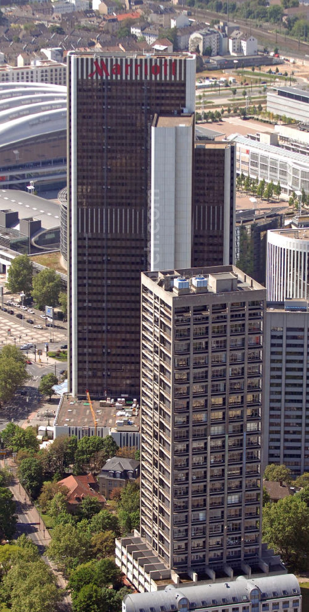 Frankfurt am Main from above - Blick auf den AfE-Turm des Campus Bockenheim der Johann Wolfgang Goethe-Universität (vorn) und das WestendGate im Hintergrund. Das frühere Plaza Büro Center war bei seinem Bau 1976 mit 159 m das höchste Gebäude Deutschlands. Heutzutage ist es das höchste Hotel Europas, das die Hotelgruppe Marriott gemietet hat. View of the AfE-Tower of the campus Bockenheim of the Johann Wolfgang Goethe-University (front) and the WestendGate in the background. The former Plaza Office Center was with 159 m the highest building in Germany when it was built in 1976. Today it is the tallest hotel in Europe which is rented by the hotel group Marriott.