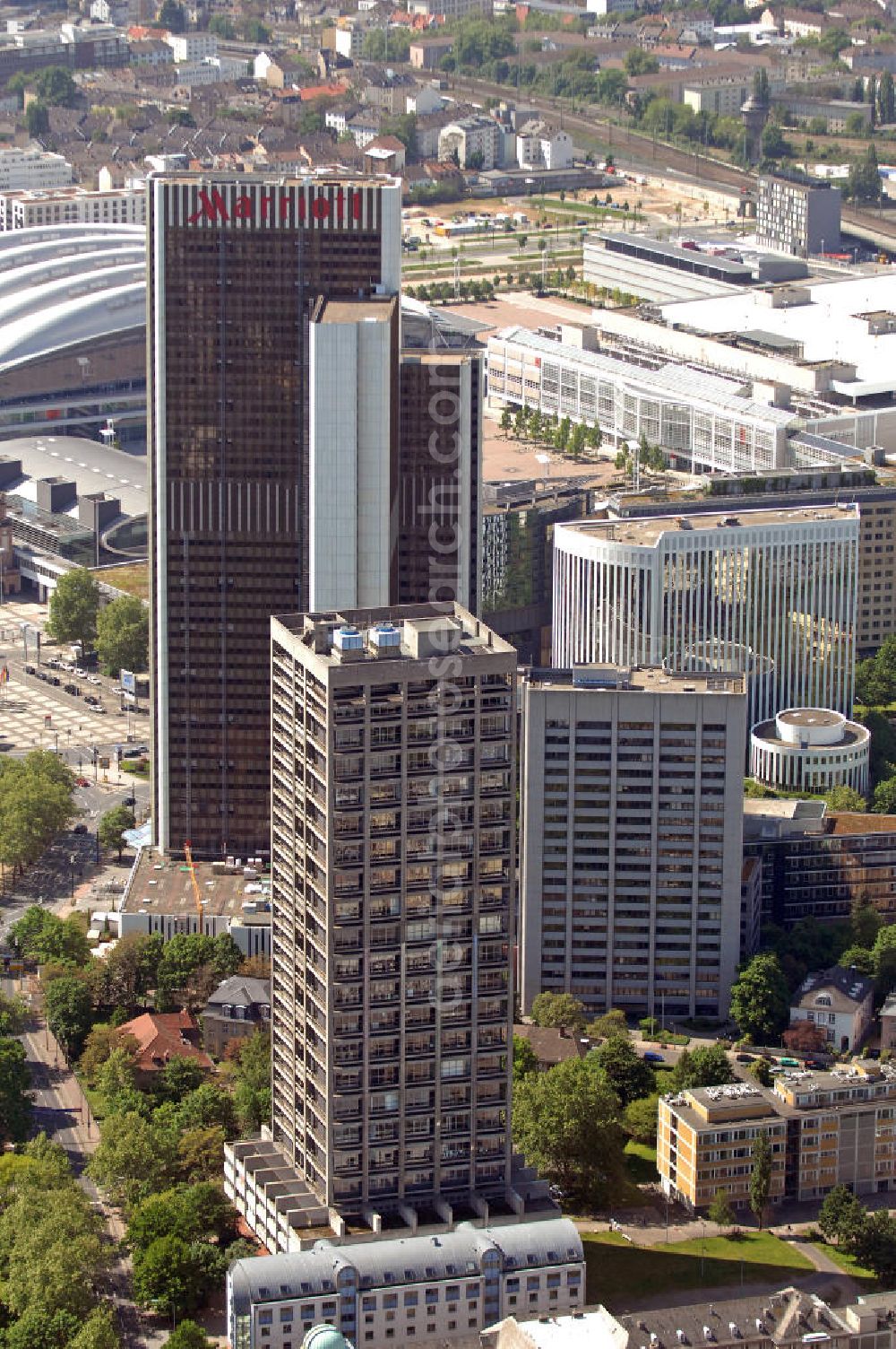 Frankfurt am Main from the bird's eye view: Blick auf den AfE-Turm des Campus Bockenheim der Johann Wolfgang Goethe-Universität (vorn) und das WestendGate im Hintergrund. Das frühere Plaza Büro Center war bei seinem Bau 1976 mit 159 m das höchste Gebäude Deutschlands. Heutzutage ist es das höchste Hotel Europas, das die Hotelgruppe Marriott gemietet hat. View of the AfE-Tower of the campus Bockenheim of the Johann Wolfgang Goethe-University (front) and the WestendGate in the background. The former Plaza Office Center was with 159 m the highest building in Germany when it was built in 1976. Today it is the tallest hotel in Europe which is rented by the hotel group Marriott.