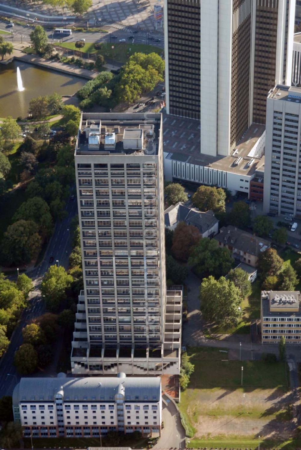 Aerial image Frankfurt am Main - Blick auf den AfE-Turm in der Robert-Mayer-Straße 5. Er gehört zum Campus Bockenheim der Johann Wolfgang Goethe-Universität in Frankfurt am Main und beherbergt die Seminarräume der Fachbereiche Gesellschaftswissenschaften und Erziehungswissenschaften sowie eine Bibliothek.