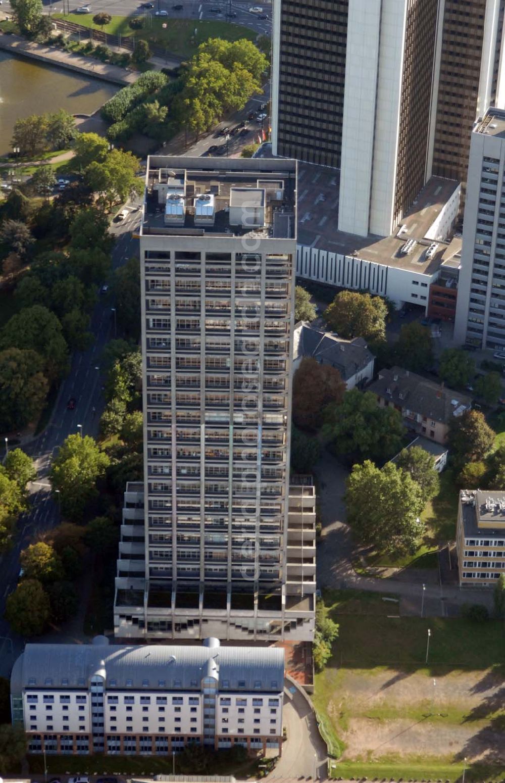 Aerial photograph Frankfurt am Main - Blick auf den AfE-Turm in der Robert-Mayer-Straße 5. Er gehört zum Campus Bockenheim der Johann Wolfgang Goethe-Universität in Frankfurt am Main und beherbergt die Seminarräume der Fachbereiche Gesellschaftswissenschaften und Erziehungswissenschaften sowie eine Bibliothek.