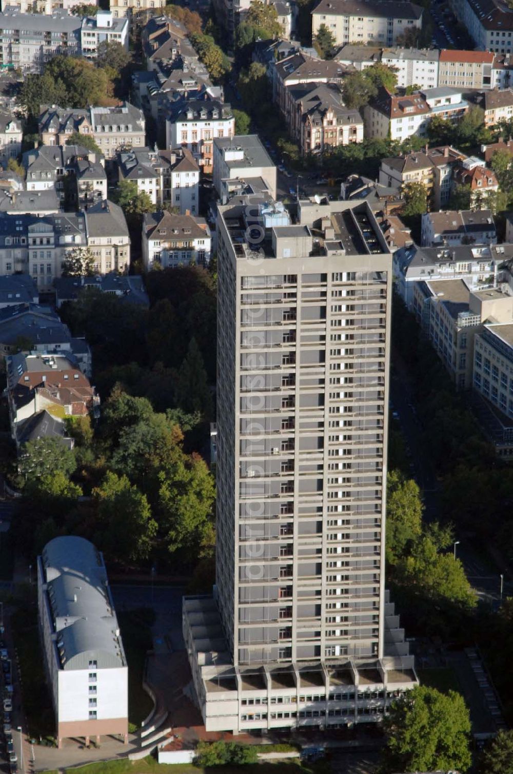 Frankfurt am Main from above - Blick auf den AfE-Turm in der Robert-Mayer-Straße 5. Er gehört zum Campus Bockenheim der Johann Wolfgang Goethe-Universität in Frankfurt am Main und beherbergt die Seminarräume der Fachbereiche Gesellschaftswissenschaften und Erziehungswissenschaften sowie eine Bibliothek.