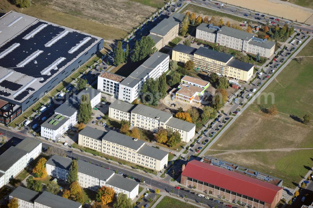 Berlin from the bird's eye view: Sicht auf eine Wohnsiedlung mit einem Kindergarten der FRÖBEL-Gruppe, die Agentur für Arbeit und dem Wohnungsamt Treptow-Köpenick in Adlershof. View to a residential complex, a FRÖBEL kindergarden, to the employment office and the housing office Treptow-Köpenick.