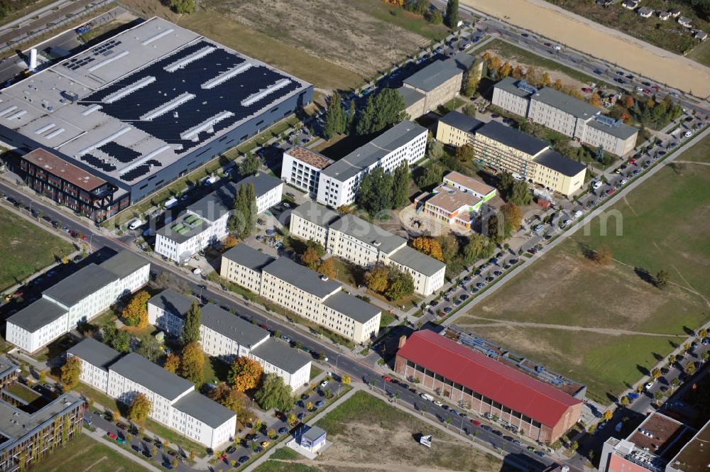 Aerial image Berlin - Sicht auf eine Wohnsiedlung mit einem Kindergarten der FRÖBEL-Gruppe, die Agentur für Arbeit und dem Wohnungsamt Treptow-Köpenick in Adlershof. View to a residential complex, a FRÖBEL kindergarden, to the employment office and the housing office Treptow-Köpenick.