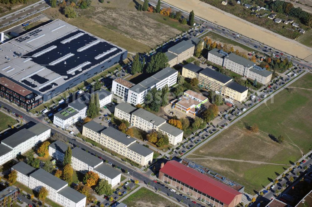 Aerial photograph Berlin - Sicht auf eine Wohnsiedlung mit einem Kindergarten der FRÖBEL-Gruppe, die Agentur für Arbeit und dem Wohnungsamt Treptow-Köpenick in Adlershof. View to a residential complex, a FRÖBEL kindergarden, to the employment office and the housing office Treptow-Köpenick.