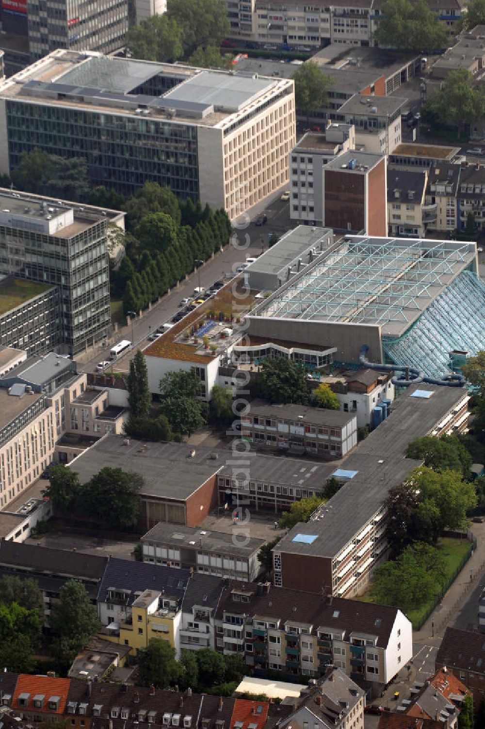 Köln from above - Blick auf das Agrippabad in der Kämmergasse 1 im Stadtteil Altstadt-Süd in Köln. Das Agrippabad ist ein Schwimmbad der KölnBäder GmbH. Kontakt: Tel. +49(0)221 1782462,