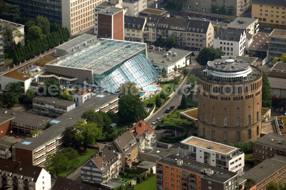 Aerial image Köln - Blick auf das Agrippabad in der Kämmergasse 1 im Stadtteil Altstadt-Süd in Köln. Das Agrippabad ist ein Schwimmbad der KölnBäder GmbH. Rechts im Bild ist das Kölner Hotel im Wasserturm, ein Luxushotel in einem über 130 Jahre alten denkmalgeschützten Wasserturm. Kontakt KölnBäder GmbH: Tel. +49(0)221 1782462,