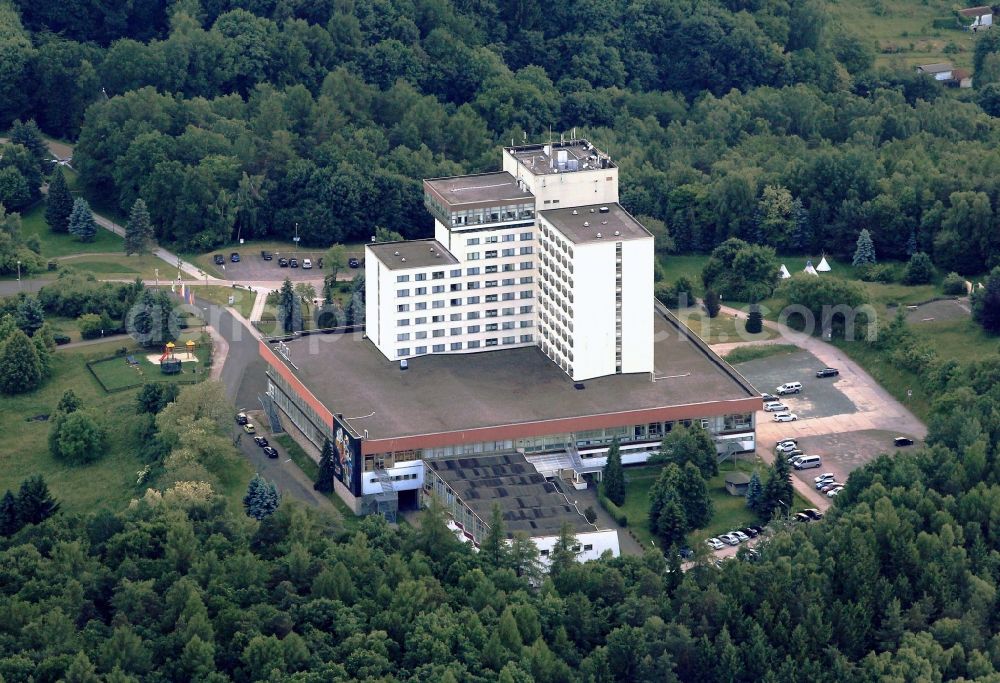 Friedrichroda from the bird's eye view: At the Friedenspark Friedrichroda in Thuringia is the MAPLE Mountain Hotel. From a three-star hotel is just a short walk to the Rennsteig hiking trail that leads through the woods near the Thuringian Forest. The hotel is an ideal base for hiking or other sports activities