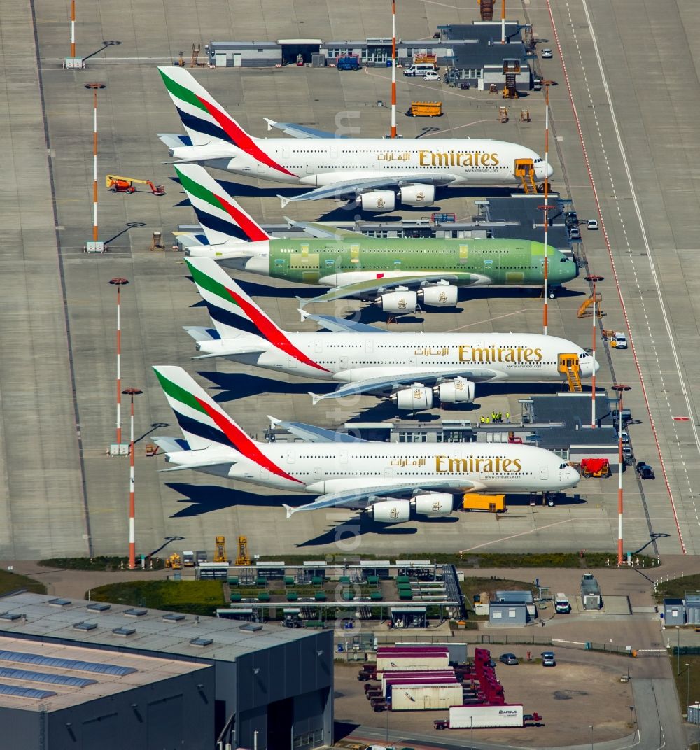 Aerial photograph Hamburg - Airbus airplanes of Emirates Airlines on the works facilities and area of Finkenwerder in Hamburg in Germany. The former Hamburger Flugzeugbau works include an Airbus production site with an airplane. Several Airbus planes and modells are being constructed here