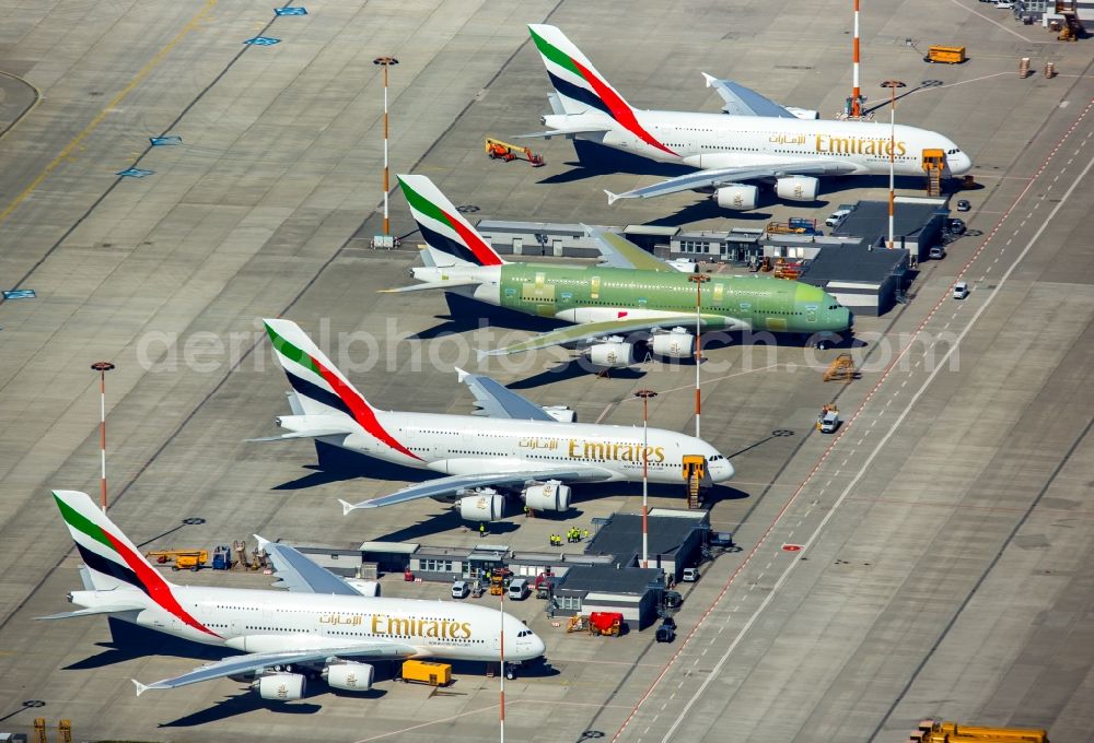 Aerial photograph Hamburg - Airbus airplanes of Emirates Airlines on the works facilities and area of Finkenwerder in Hamburg in Germany. The former Hamburger Flugzeugbau works include an Airbus production site with an airplane. Several Airbus planes and modells are being constructed here