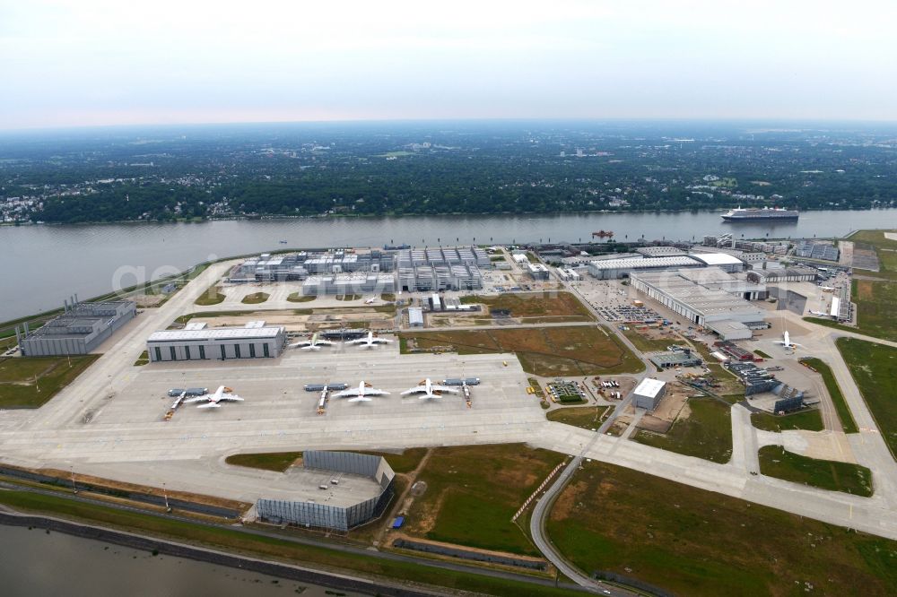 Aerial photograph Hamburg - Airbus works and airport of Finkenwerder in Hamburg in Germany. The former Hamburger Flugzeugbau works - on the Finkenwerder Peninsula on the riverbank of the Elbe - include an Airbus production site with an airplane. Several Airbus planes and models are being constructed here