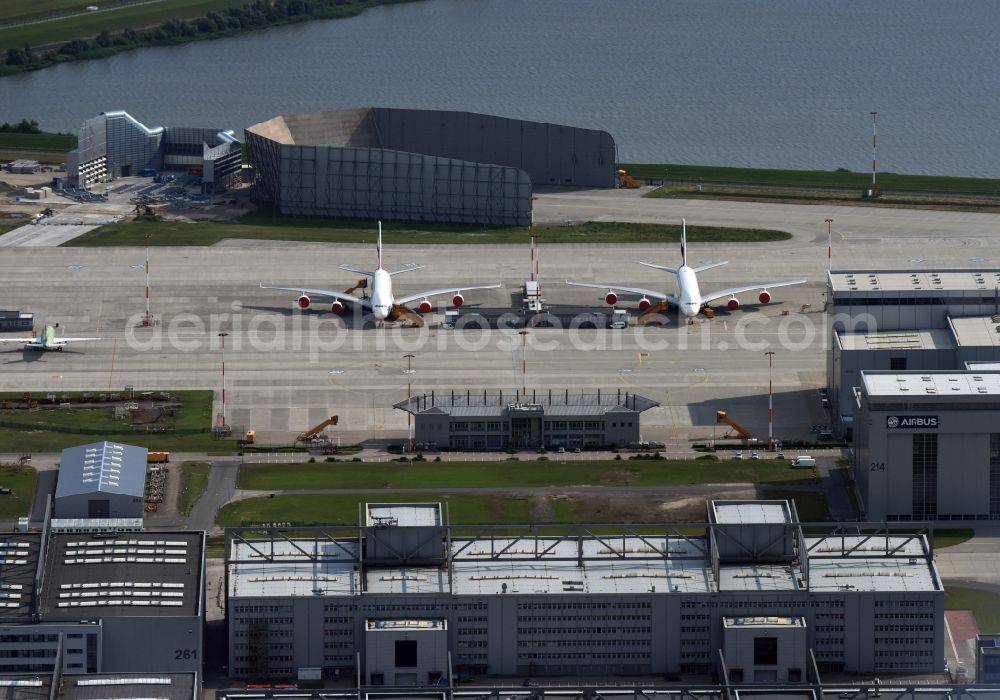 Hamburg from the bird's eye view: Airbus works and airport of Finkenwerder in Hamburg in Germany. The former Hamburger Flugzeugbau works - on the Finkenwerder Peninsula on the riverbank of the Elbe - include an Airbus production site with an airplane. Several Airbus planes and models are being constructed here