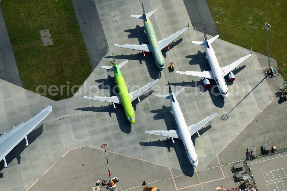 Aerial photograph Hamburg - Airbus works and airport of Finkenwerder in Hamburg in Germany. The former Hamburger Flugzeugbau works - on the Finkenwerder Peninsula on the riverbank of the Elbe - include an Airbus production site with an airplane. Several Airbus planes and models are being constructed here