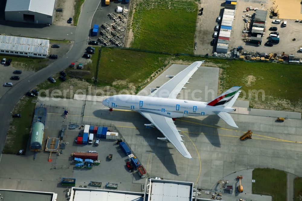 Hamburg from the bird's eye view: Airbus works and airport of Finkenwerder in Hamburg in Germany. The former Hamburger Flugzeugbau works - on the Finkenwerder Peninsula on the riverbank of the Elbe - include an Airbus production site with an airplane. Several Airbus planes and models are being constructed here