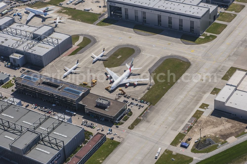 Hamburg from the bird's eye view: Airbus works and airport of Finkenwerder in Hamburg in Germany. The former Hamburger Flugzeugbau works - on the Finkenwerder Peninsula on the riverbank of the Elbe - include an Airbus production site with an airplane. Several Airbus planes and models are being constructed here