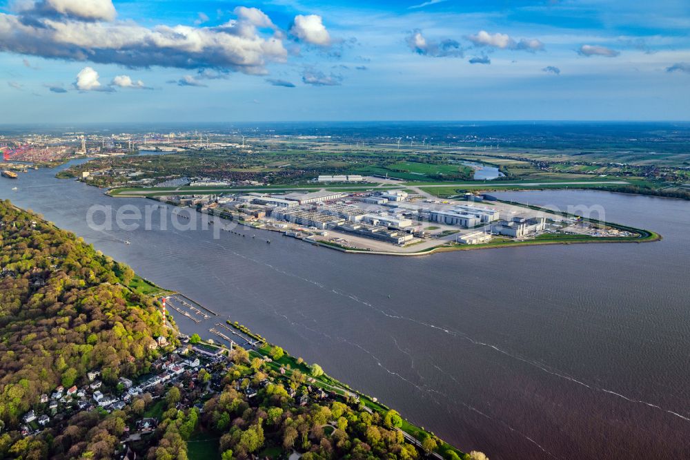 Aerial photograph Hamburg - Airbus works and airport of Finkenwerder in Hamburg in Germany. The former Hamburger Flugzeugbau works - on the Finkenwerder Peninsula on the riverbank of the Elbe - include an Airbus production site with an airplane. Several Airbus planes and models are being constructed here