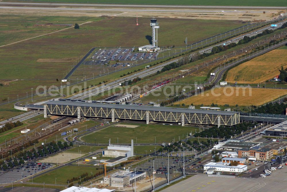 Schkeuditz from the bird's eye view: Gelände des Airport Leipzig-Halle auch Flughafen Schkeuditz genannt. Der Flughafen hat vor allem im Bereich des Luftfrachtverkehrs internationale Bedeutung durch den ausgebauten DHL - Logistikbereich. Site of the Airport Leipzig-Halle airport - called Airport Schkeuditz. The airport has especially in the field of air cargo international importance by the upgraded the DHL logistics field.