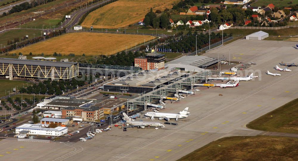 Aerial photograph Schkeuditz - Gelände des Airport Leipzig-Halle auch Flughafen Schkeuditz genannt. Der Flughafen hat vor allem im Bereich des Luftfrachtverkehrs internationale Bedeutung durch den ausgebauten DHL - Logistikbereich. Site of the Airport Leipzig-Halle airport - called Airport Schkeuditz. The airport has especially in the field of air cargo international importance by the upgraded the DHL logistics field.