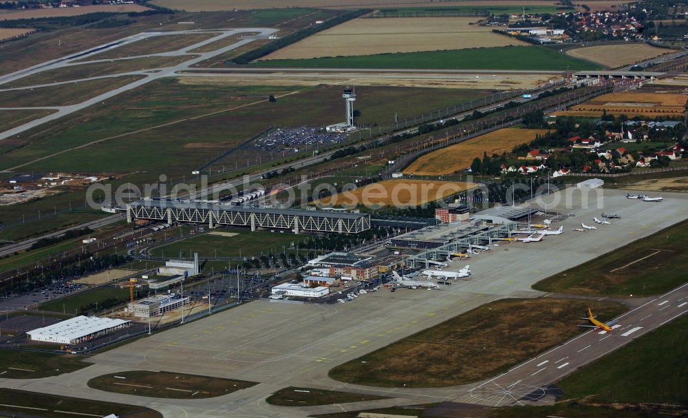 Schkeuditz from above - Gelände des Airport Leipzig-Halle auch Flughafen Schkeuditz genannt. Der Flughafen hat vor allem im Bereich des Luftfrachtverkehrs internationale Bedeutung durch den ausgebauten DHL - Logistikbereich. Site of the Airport Leipzig-Halle airport - called Airport Schkeuditz. The airport has especially in the field of air cargo international importance by the upgraded the DHL logistics field.