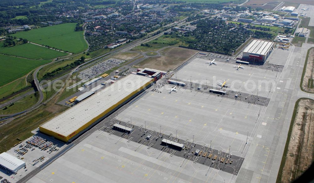 Schkeuditz from the bird's eye view: Gelände des Airport Leipzig-Halle auch Flughafen Schkeuditz genannt. Der Flughafen hat vor allem im Bereich des Luftfrachtverkehrs internationale Bedeutung durch den ausgebauten DHL - Logistikbereich. Site of the Airport Leipzig-Halle airport - called Airport Schkeuditz. The airport has especially in the field of air cargo international importance by the upgraded the DHL logistics field.