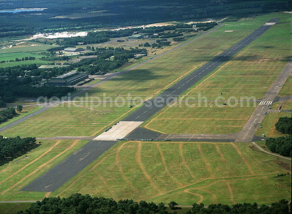 Aerial photograph Weeze - Blick auf den Airport Weeze. Dieser zivile Flughafen ist aus dem britischen RAF-Flughafen Laarbruch hervorgegangen. Kurz hinter der Piste beginnt das niederländische Staatsgebiet. 2003 wurde der Platz für den Linienverkehr eröffnet. View of the Airport Weeze. This civilian airport is obtained from the British RAF Laarbruch airport. Just beyond the runway starts the Dutch territory. 2003, the place of the regular service was opened.