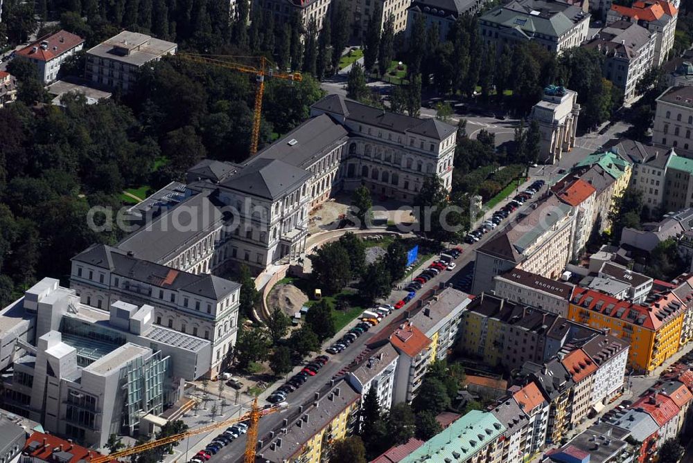 Aerial image München - Blick auf die Die Königliche Akademie der Bildenden Künste wurde 1808 von König Max I. konstituiert. 1886 bezog sie den Neubau von Gottfried von Neureuther am Siegestor. Nach Fertigstellung der Sanierungs- und Renovierungsarbeiten zur 200-Jahr-Feier 2008 wird das Gebäude wieder in seiner ganzen Pracht zur Verfügung stehen. Daneben enstand der Erweiterungsbau der Architekten Coop Himmelb(l)au. Akademie der Bildenden Künste München, Akademiestrasse 2,80799 München,Tel +49-(0)89-3852-0,