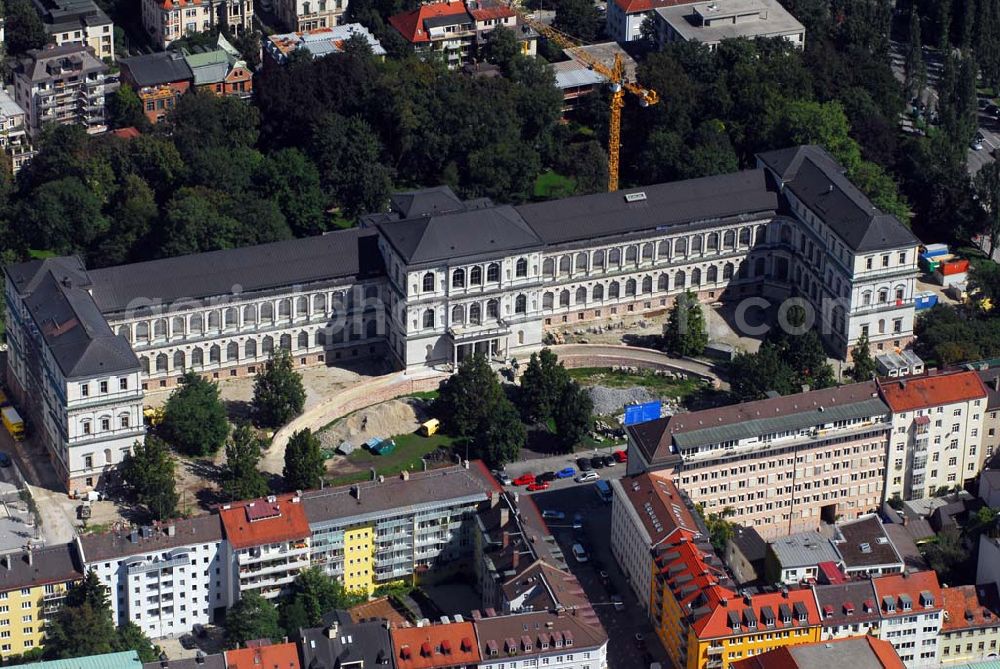 Aerial photograph München - Blick auf die Die Königliche Akademie der Bildenden Künste wurde 1808 von König Max I. konstituiert. 1886 bezog sie den Neubau von Gottfried von Neureuther am Siegestor. Nach Fertigstellung der Sanierungs- und Renovierungsarbeiten zur 200-Jahr-Feier 2008 wird das Gebäude wieder in seiner ganzen Pracht zur Verfügung stehen. Daneben enstand der Erweiterungsbau der Architekten Coop Himmelb(l)au. Akademie der Bildenden Künste München, Akademiestrasse 2,80799 München,Tel +49-(0)89-3852-0,