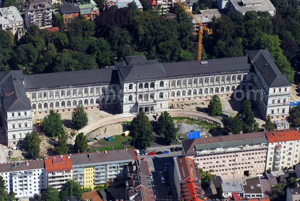 München from above - Blick auf die Die Königliche Akademie der Bildenden Künste wurde 1808 von König Max I. konstituiert. 1886 bezog sie den Neubau von Gottfried von Neureuther am Siegestor. Nach Fertigstellung der Sanierungs- und Renovierungsarbeiten zur 200-Jahr-Feier 2008 wird das Gebäude wieder in seiner ganzen Pracht zur Verfügung stehen. Daneben enstand der Erweiterungsbau der Architekten Coop Himmelb(l)au. Akademie der Bildenden Künste München, Akademiestrasse 2,80799 München,Tel +49-(0)89-3852-0,