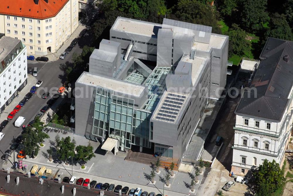 München from the bird's eye view: Blick auf die Die Königliche Akademie der Bildenden Künste wurde 1808 von König Max I. konstituiert. 1886 bezog sie den Neubau von Gottfried von Neureuther am Siegestor. Nach Fertigstellung der Sanierungs- und Renovierungsarbeiten zur 200-Jahr-Feier 2008 wird das Gebäude wieder in seiner ganzen Pracht zur Verfügung stehen. Daneben enstand der Erweiterungsbau der Architekten Coop Himmelb(l)au. Akademie der Bildenden Künste München, Akademiestrasse 2,80799 München,Tel +49-(0)89-3852-0,