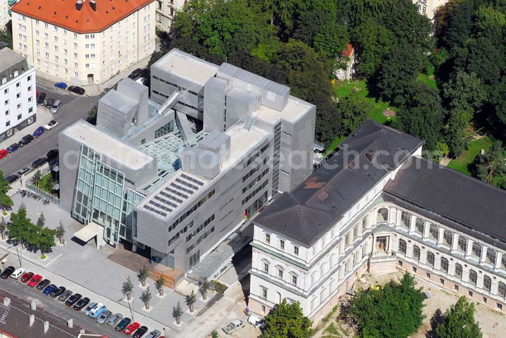 Aerial photograph München - Blick auf die Die Königliche Akademie der Bildenden Künste wurde 1808 von König Max I. konstituiert. 1886 bezog sie den Neubau von Gottfried von Neureuther am Siegestor. Nach Fertigstellung der Sanierungs- und Renovierungsarbeiten zur 200-Jahr-Feier 2008 wird das Gebäude wieder in seiner ganzen Pracht zur Verfügung stehen. Daneben enstand der Erweiterungsbau der Architekten Coop Himmelb(l)au. Akademie der Bildenden Künste München, Akademiestrasse 2,80799 München,Tel +49-(0)89-3852-0,