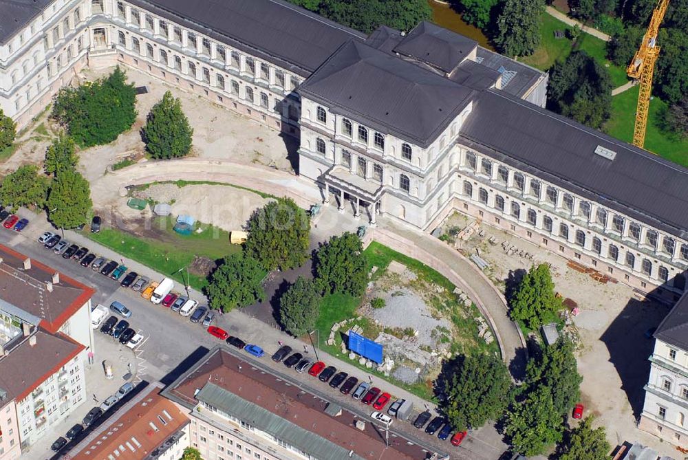 München from above - Blick auf die Die Königliche Akademie der Bildenden Künste wurde 1808 von König Max I. konstituiert. 1886 bezog sie den Neubau von Gottfried von Neureuther am Siegestor. Nach Fertigstellung der Sanierungs- und Renovierungsarbeiten zur 200-Jahr-Feier 2008 wird das Gebäude wieder in seiner ganzen Pracht zur Verfügung stehen. Daneben enstand der Erweiterungsbau der Architekten Coop Himmelb(l)au. Akademie der Bildenden Künste München, Akademiestrasse 2,80799 München,Tel +49-(0)89-3852-0,