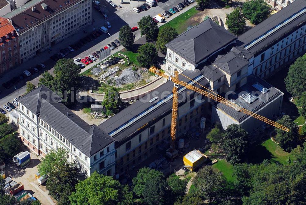 München from the bird's eye view: Blick auf die Die Königliche Akademie der Bildenden Künste wurde 1808 von König Max I. konstituiert. 1886 bezog sie den Neubau von Gottfried von Neureuther am Siegestor. Nach Fertigstellung der Sanierungs- und Renovierungsarbeiten zur 200-Jahr-Feier 2008 wird das Gebäude wieder in seiner ganzen Pracht zur Verfügung stehen. Daneben enstand der Erweiterungsbau der Architekten Coop Himmelb(l)au. Akademie der Bildenden Künste München, Akademiestrasse 2,80799 München,Tel +49-(0)89-3852-0,