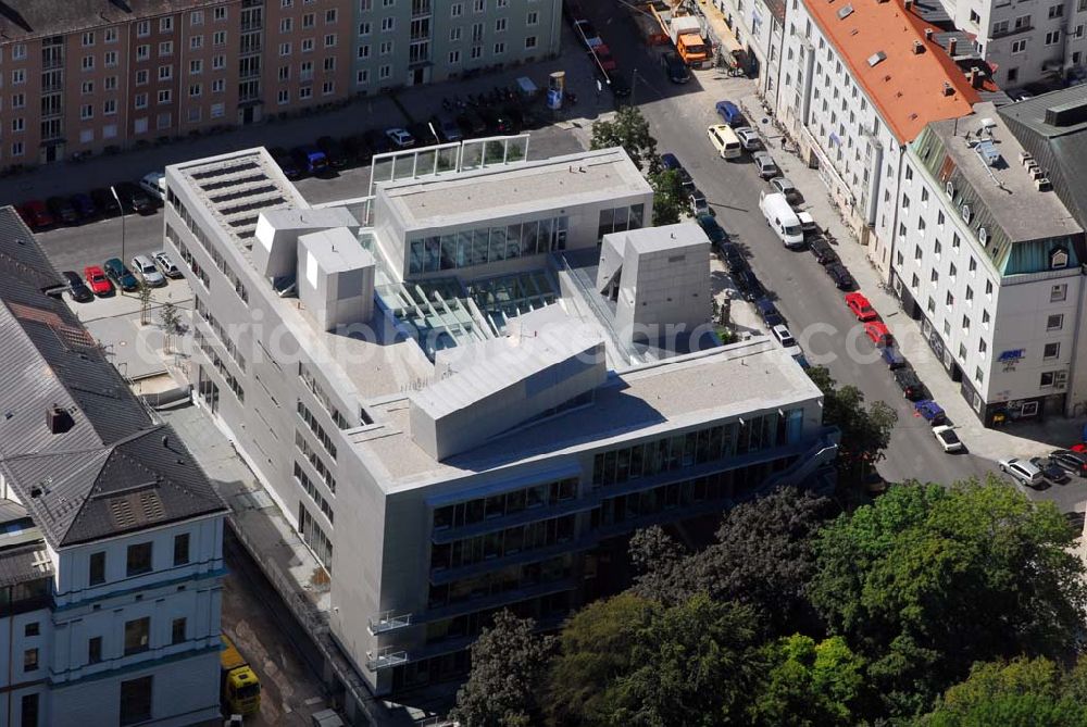 Aerial image München - Blick auf die Die Königliche Akademie der Bildenden Künste wurde 1808 von König Max I. konstituiert. 1886 bezog sie den Neubau von Gottfried von Neureuther am Siegestor. Nach Fertigstellung der Sanierungs- und Renovierungsarbeiten zur 200-Jahr-Feier 2008 wird das Gebäude wieder in seiner ganzen Pracht zur Verfügung stehen. Daneben enstand der Erweiterungsbau der Architekten Coop Himmelb(l)au. Akademie der Bildenden Künste München, Akademiestrasse 2,80799 München,Tel +49-(0)89-3852-0,