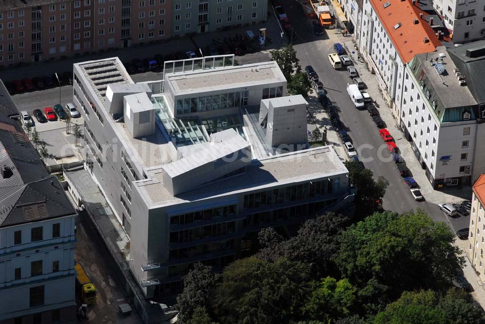 Aerial photograph München - Blick auf die Die Königliche Akademie der Bildenden Künste wurde 1808 von König Max I. konstituiert. 1886 bezog sie den Neubau von Gottfried von Neureuther am Siegestor. Nach Fertigstellung der Sanierungs- und Renovierungsarbeiten zur 200-Jahr-Feier 2008 wird das Gebäude wieder in seiner ganzen Pracht zur Verfügung stehen. Daneben enstand der Erweiterungsbau der Architekten Coop Himmelb(l)au. Akademie der Bildenden Künste München, Akademiestrasse 2,80799 München,Tel +49-(0)89-3852-0,