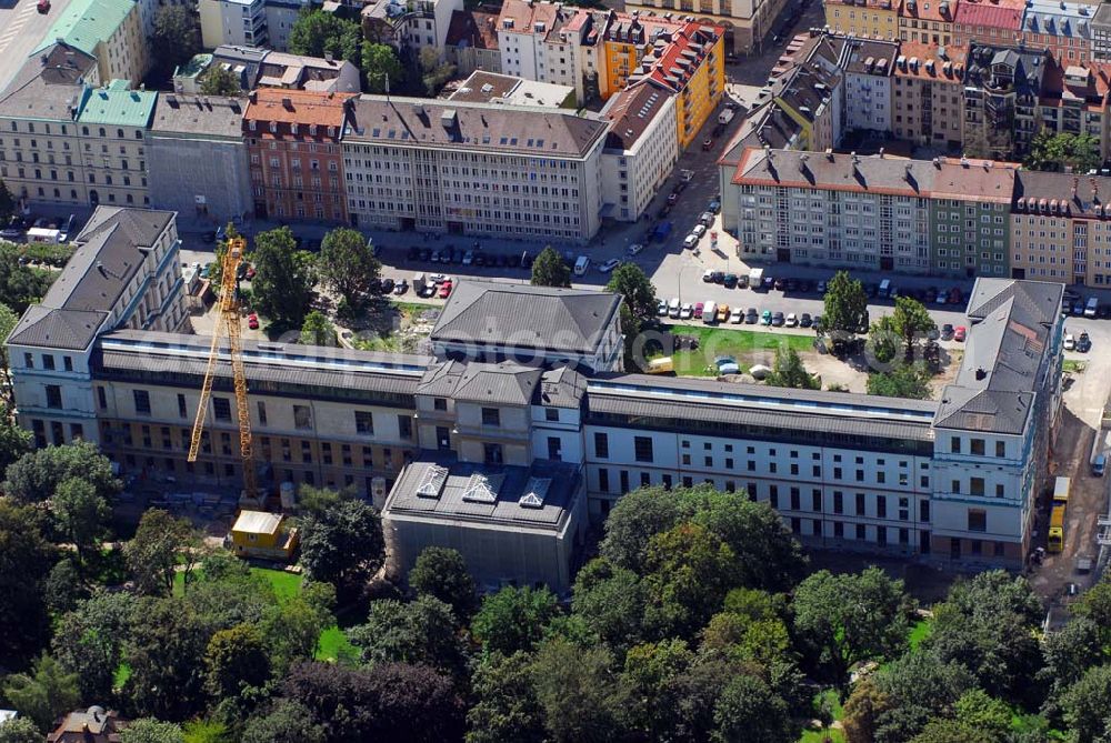 München from above - Blick auf die Die Königliche Akademie der Bildenden Künste wurde 1808 von König Max I. konstituiert. 1886 bezog sie den Neubau von Gottfried von Neureuther am Siegestor. Nach Fertigstellung der Sanierungs- und Renovierungsarbeiten zur 200-Jahr-Feier 2008 wird das Gebäude wieder in seiner ganzen Pracht zur Verfügung stehen. Daneben enstand der Erweiterungsbau der Architekten Coop Himmelb(l)au. Akademie der Bildenden Künste München, Akademiestrasse 2,80799 München,Tel +49-(0)89-3852-0,