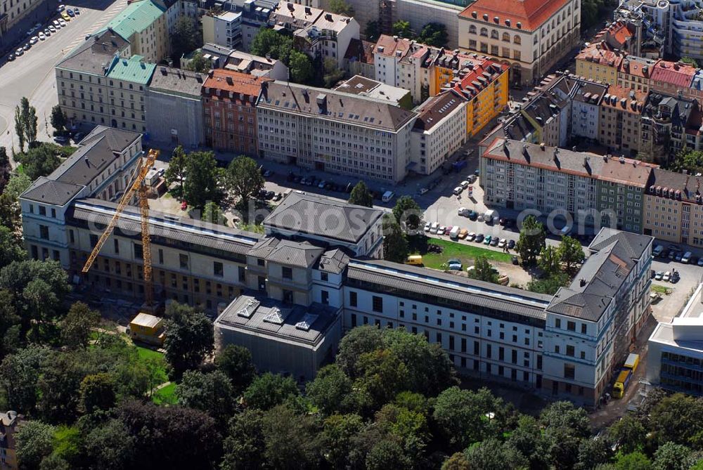 München from the bird's eye view: Blick auf die Die Königliche Akademie der Bildenden Künste wurde 1808 von König Max I. konstituiert. 1886 bezog sie den Neubau von Gottfried von Neureuther am Siegestor. Nach Fertigstellung der Sanierungs- und Renovierungsarbeiten zur 200-Jahr-Feier 2008 wird das Gebäude wieder in seiner ganzen Pracht zur Verfügung stehen. Daneben enstand der Erweiterungsbau der Architekten Coop Himmelb(l)au. Akademie der Bildenden Künste München, Akademiestrasse 2,80799 München,Tel +49-(0)89-3852-0,